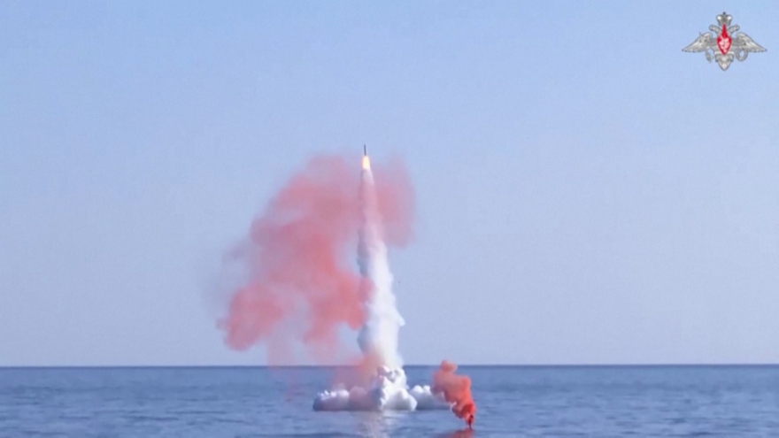 Tàu ngầm Nga phóng tên lửa Kalibr tấn công mục tiêu cách xa hơn 1.000km